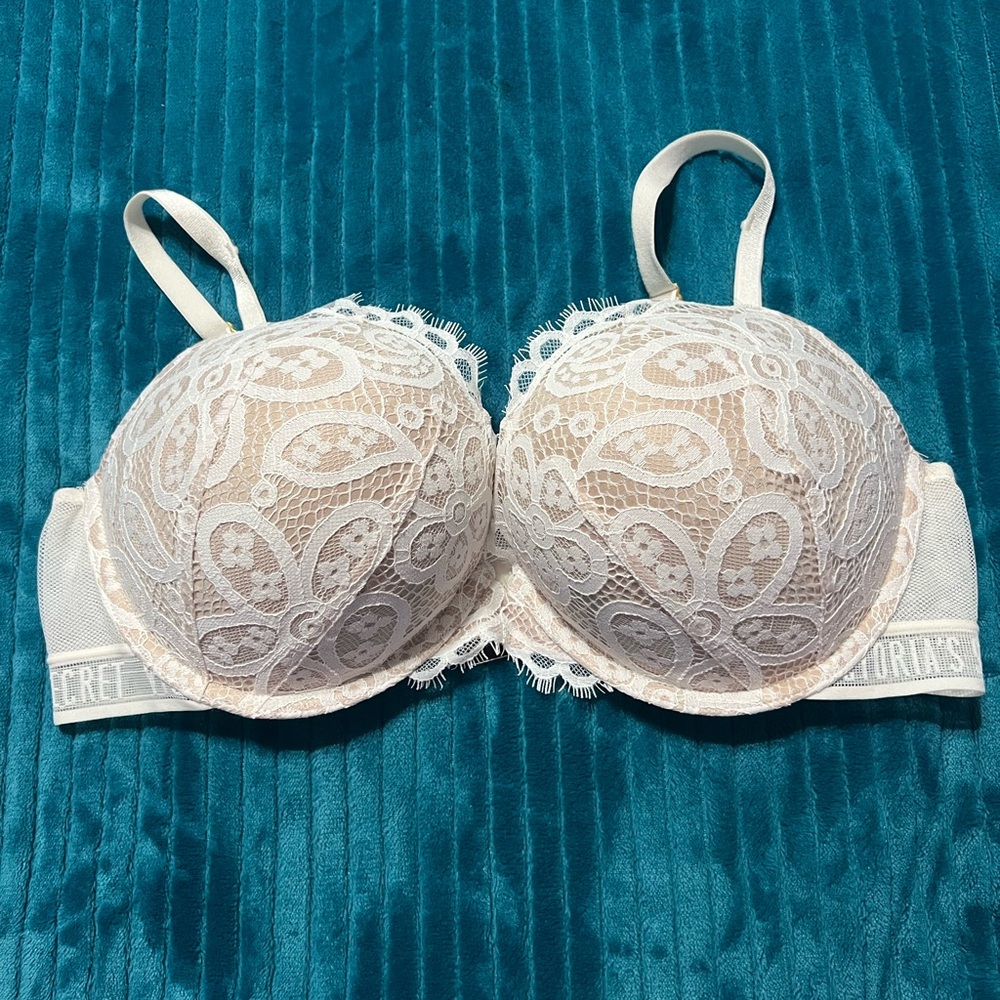 Victoria's Secret Bombshell Lace Bra in Cream